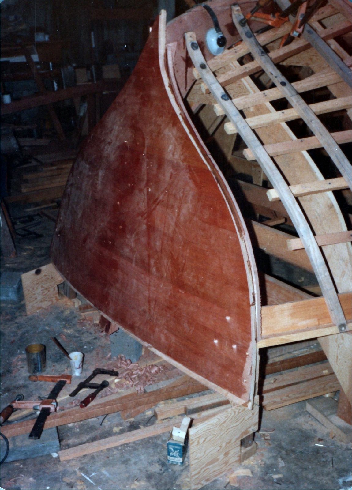 The stem and the first skin of the hull, tools and shavings on the shop floor