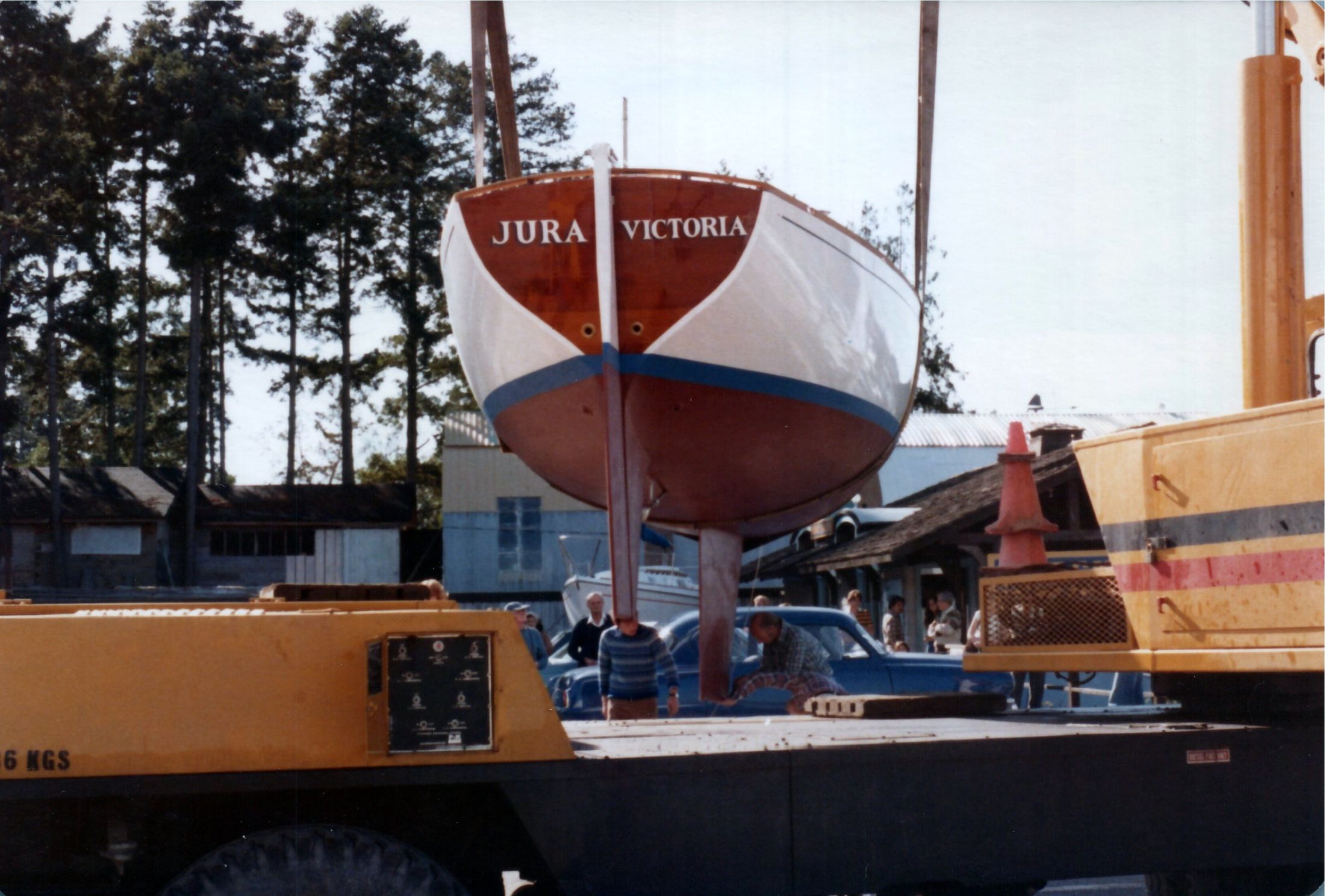 The transom, JURA VICTORIA, above the crane truck