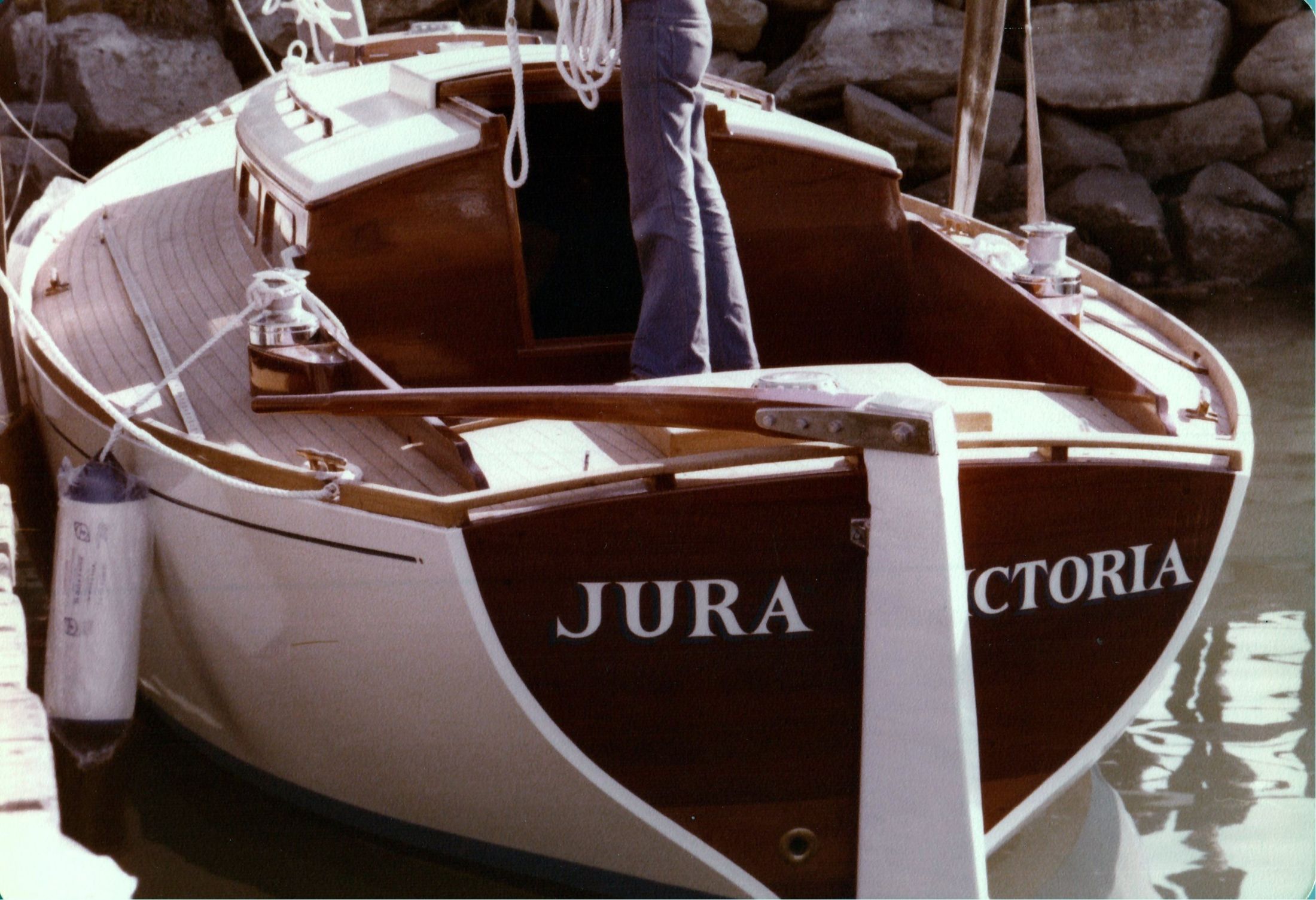 The transom: JURA VICTORIA in gold on varnished mahogany